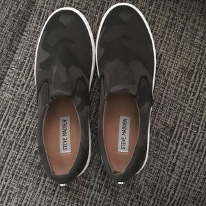 Steve Madden camo slip on’s